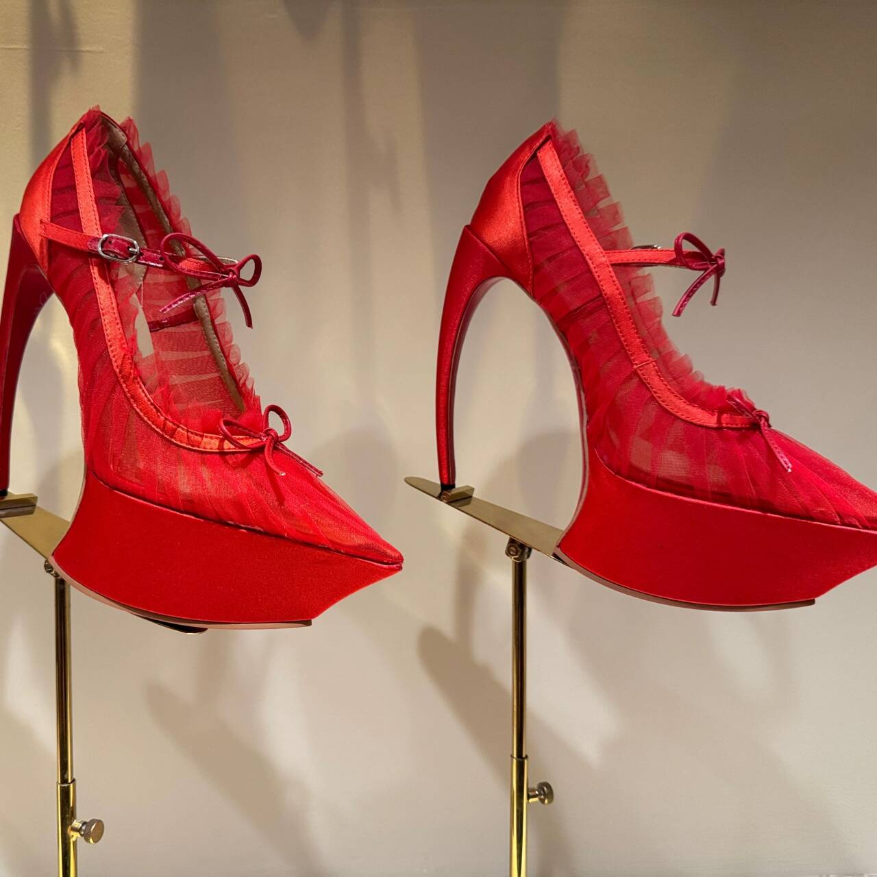 Platform Mule Heel - รองเท้าส้นสูงทรงหัวแหลมแบบส้นตึกสำหรับผู้หญิง คอลเลคชั่นฤดูใบไม้ผลิ/ฤดูร้อน ปี 2026 ประดับโบว์ เหมาะสำหรับงานแฟชั่นโชว์