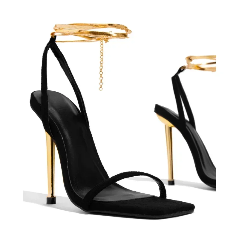 Platform Mule Heel - รองเท้าส้นสูงแบบรัดส้นสีทองสำหรับผู้หญิง ดีไซน์เซ็กซี่ สายรัดเส้นเดียว ตกแต่งด้วยโลหะ ส้นเข็ม สีทอง